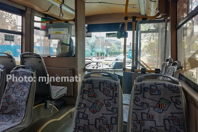 اتوبوس برقی تهران با آنچه در گذشته وجود داشت کاملاً تغییر کرده است. صندلی ها و دکوراسیون کابین شباهتی با اتوبوس اصلی ندارد.