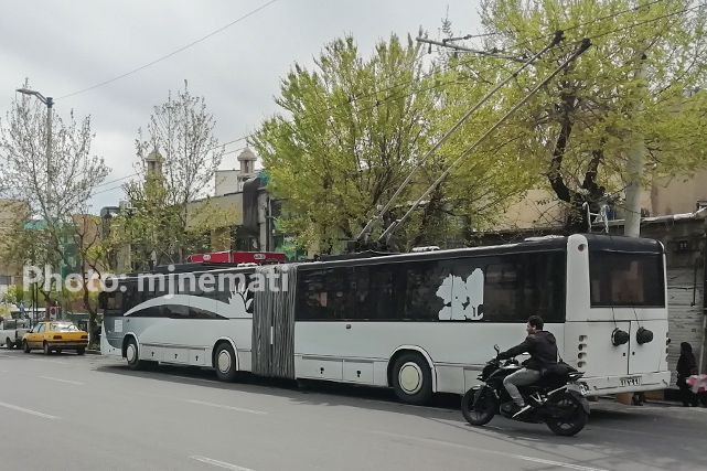 اتوبوس برقی تهران که به طرز ناشیانه ای بازسازی شد و اکنون در خط 419 میدان شهدا به خیابان هفده شهریور تردد می کند.