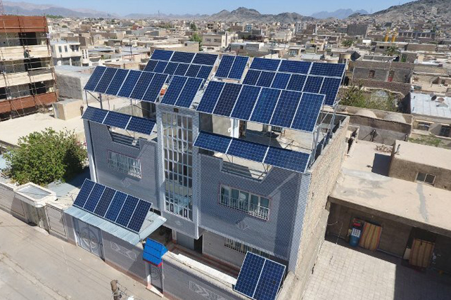 انرژی خورشیدی در ایران هنوز پذیرفته نشده است. تعداد کمی ساختمان به سیستم انرژی خورشیدی مجهز هستند.