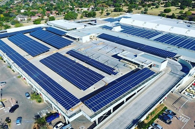 انرژی خورشیدی حتی بر روی پشت بام ساختمان های تجاری، مسکونی و صنعتی قابل استخراج است.