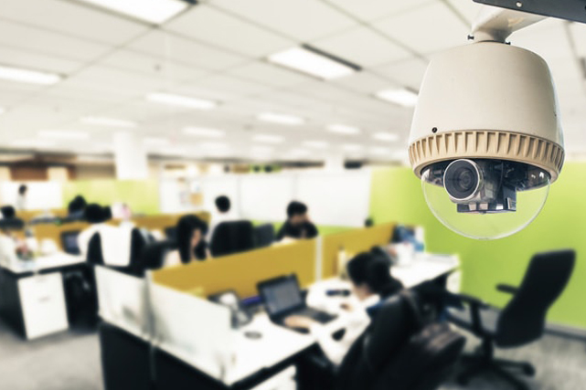 دوربین مداربسته داخلی ابزاری برای نظارت بر محیط کار است.